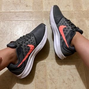Gray Women Nike Coral Check Size 6.5